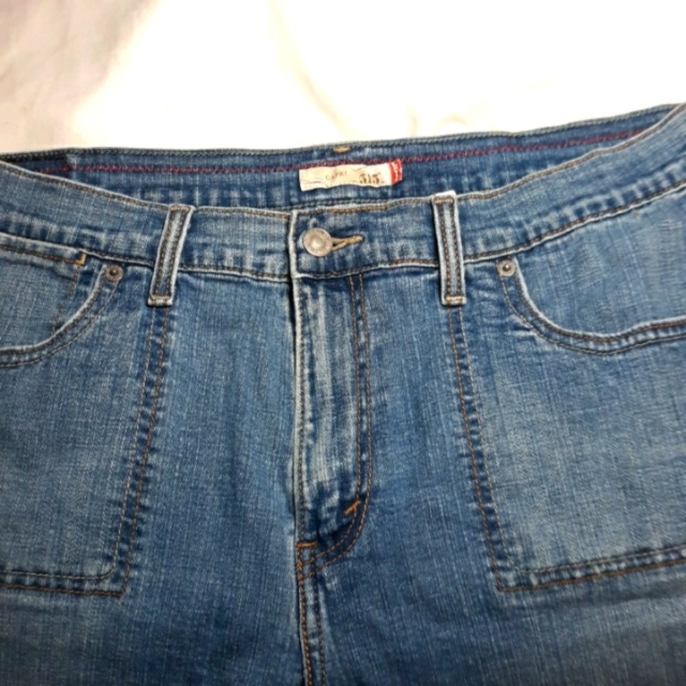 Ladies size 14 Levi'sStrauss & Co roll cuff capri